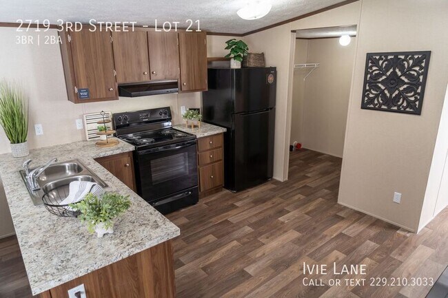 Building Photo - 2719 3rd St