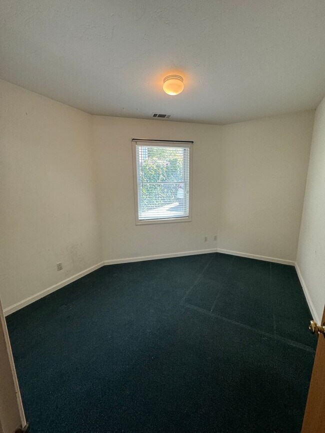 Building Photo - RENT REDUCTION -Spacious 5bdr/3bath units available for a lease ending May 30. Building is near t...