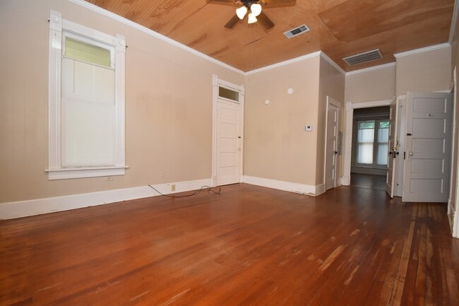 Building Photo - Large Centrally Located Home