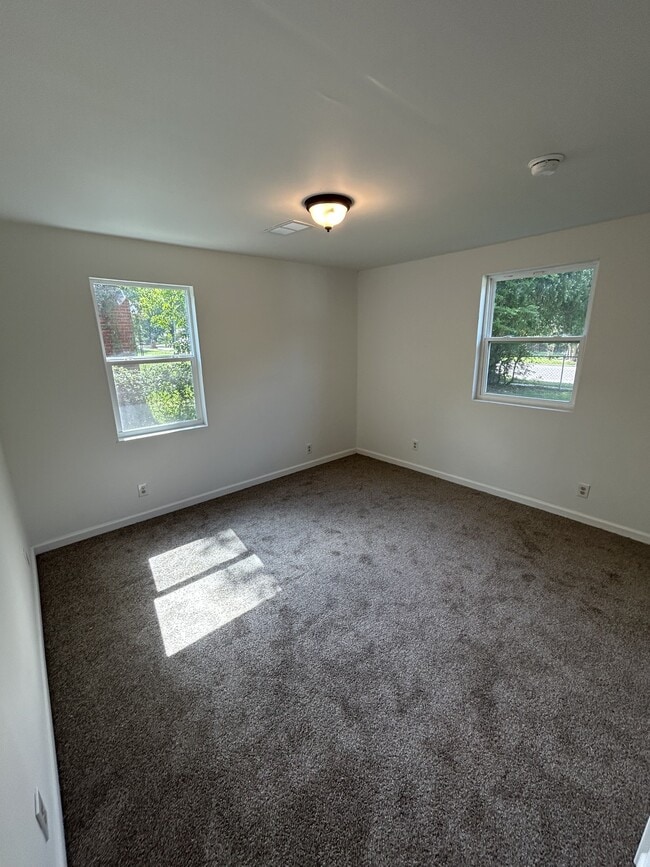 Building Photo - 370 Collinwood Ave