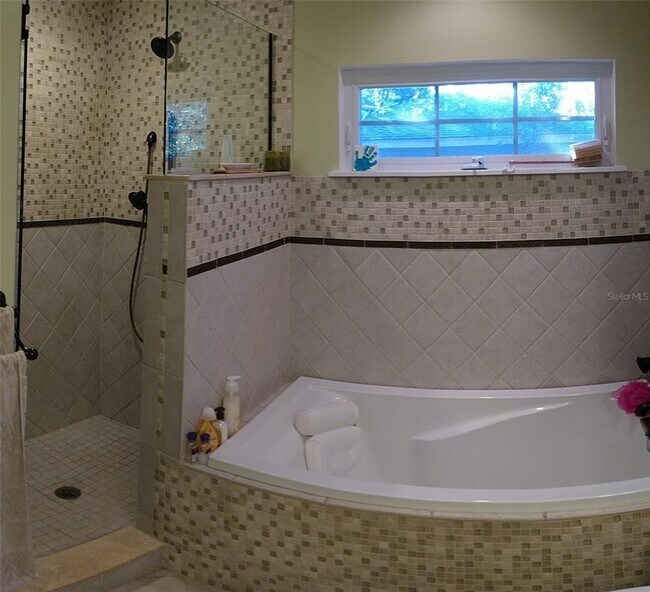 Building Photo - 515 Wilkie St