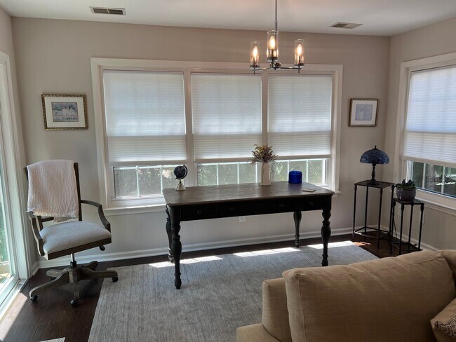 Building Photo - Lovely Condo in Shipyard with a Garage