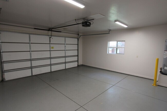 Building Photo - 3BR Home in Mountainaire | Open Layout + Fenced Yard