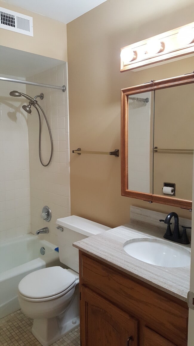 Building Photo - 100 Clubhouse Ln