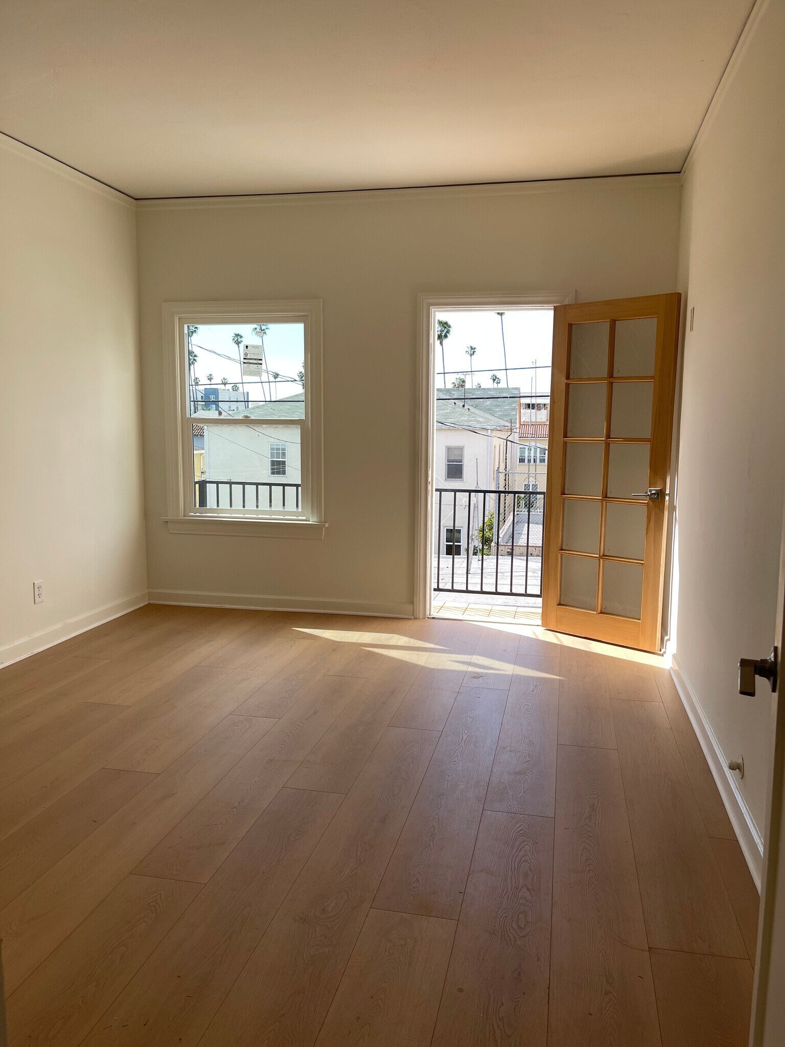 Building Photo - 129 1/2 N Kenmore Ave