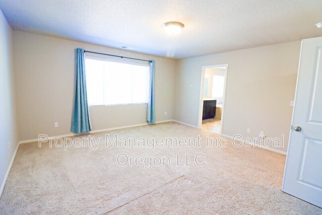 Building Photo - 61581 SE Lorenzo Dr