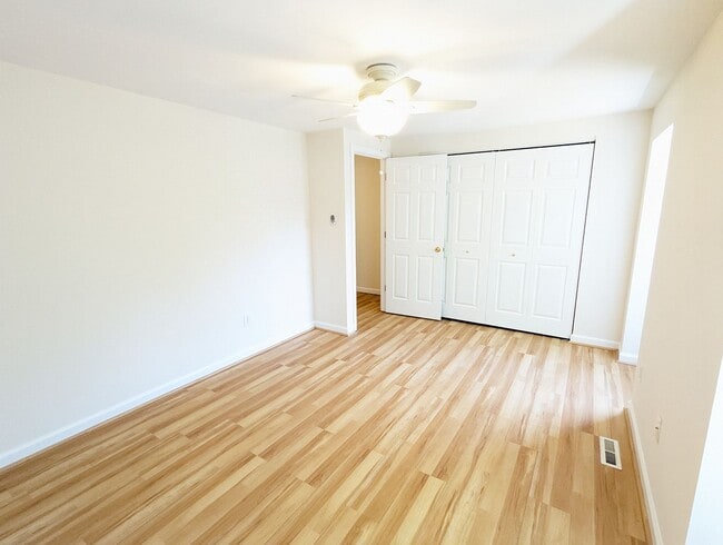 Building Photo - Charming two level townhouse in establishe...