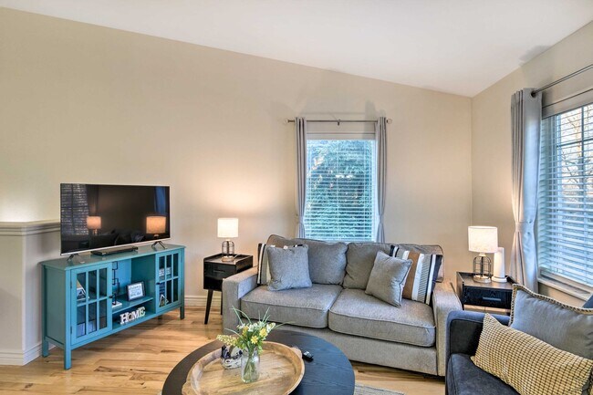 Building Photo - 2432 Glacier St