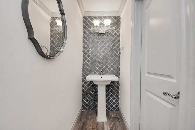 Building Photo - 840 Threadneedle St