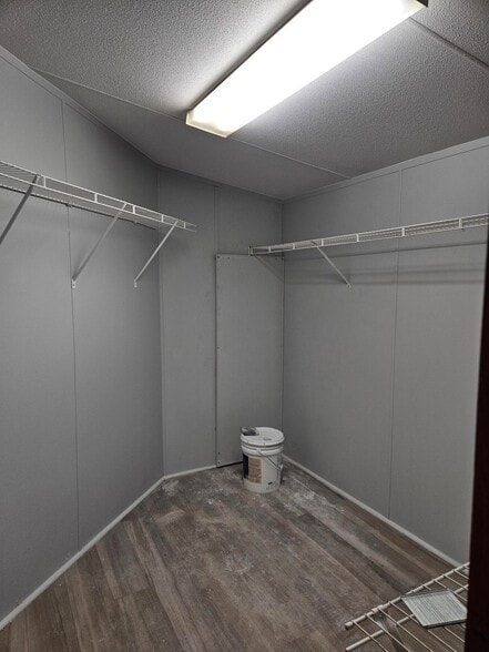 Building Photo - 935 Calvert Dr