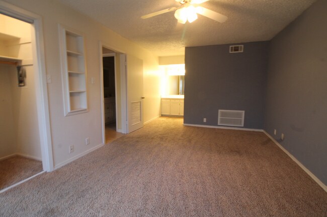 Building Photo - BEAUTIFUL HOME. UTILITIES INCLUDED!!!!
