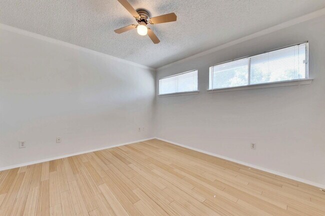 Building Photo - 9731 Meadowheath Dr