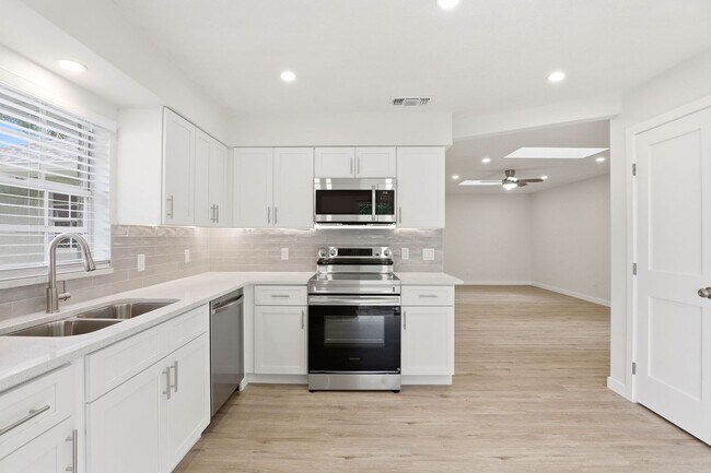 Building Photo - Stunning Remodeled 3BR Duplex in Oviedo with Modern Upgrades