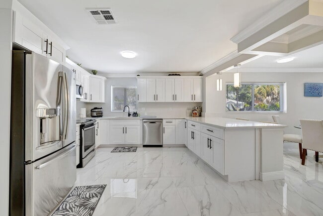 Building Photo - 1911 Cypress Ave