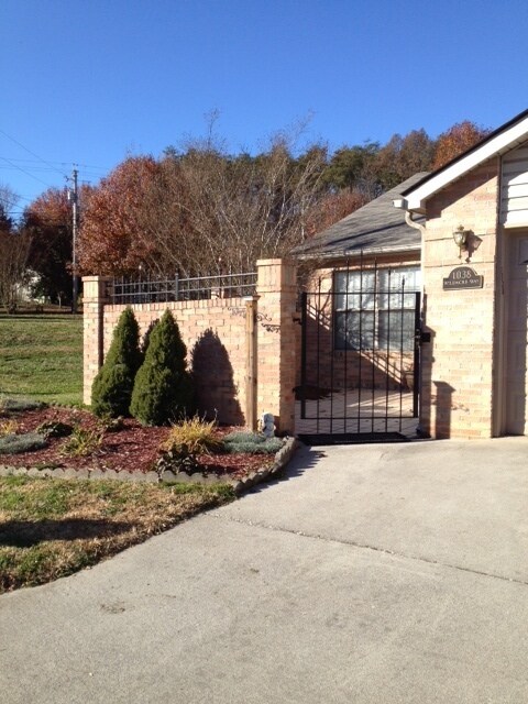 Building Photo - South Knoxville, 2 bedroom condo, 2 car garage Text or Call Debra Johnson 865-591-8281