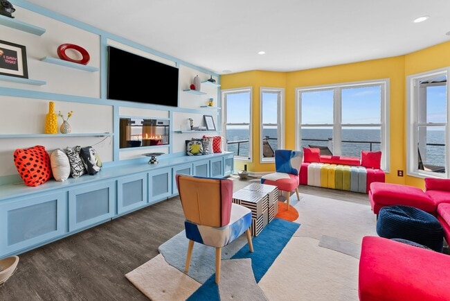 Building Photo - Grand View 115