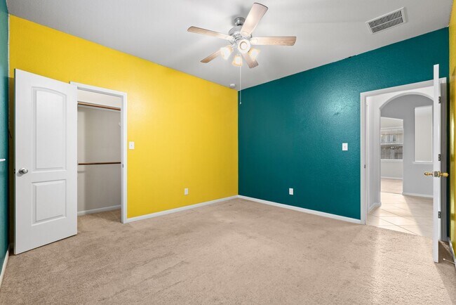 Building Photo - Spacious Home on Oversized Lot in Fort Ben...