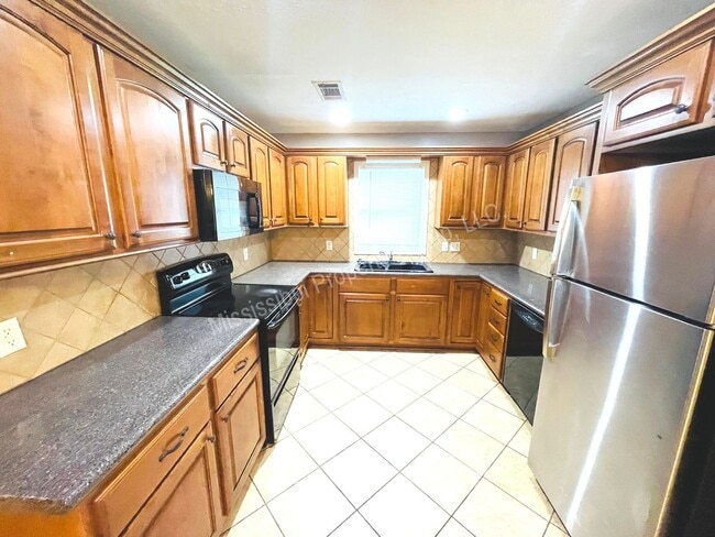 Building Photo - 4BR/2BA Home