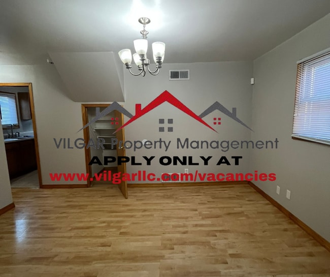 Building Photo - Step into comfort and style in this beauti...