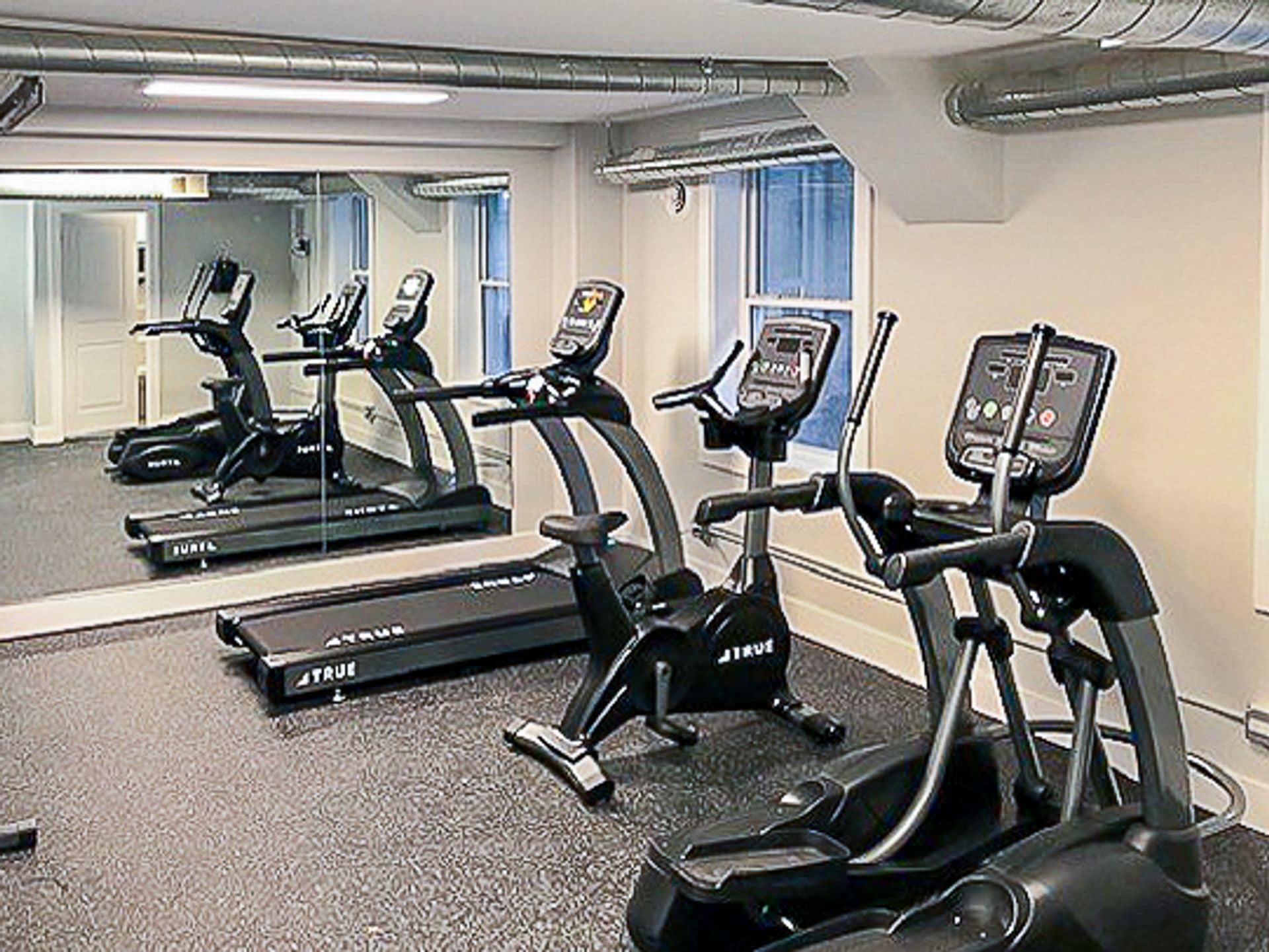 Building Photo - 2523 W Leland Ave