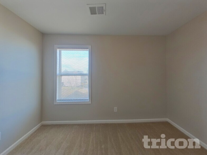 Building Photo - 831 Dovefield Ln