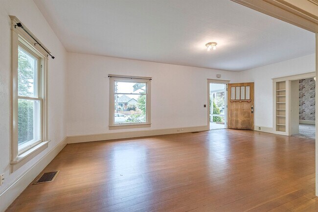 Building Photo - Charming bungalow