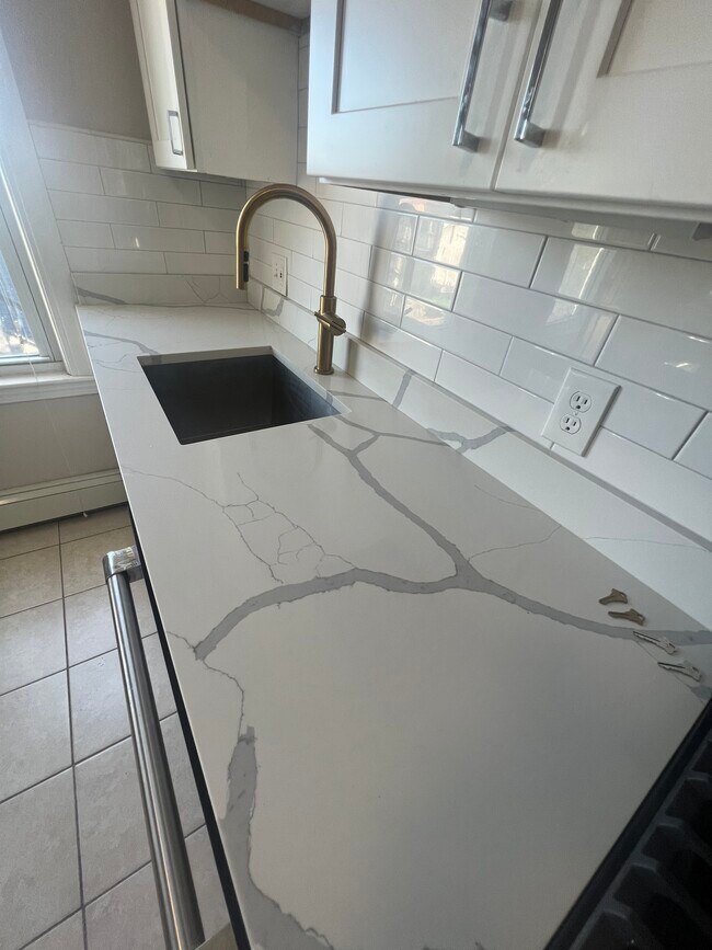 Building Photo - 7 Downer Ave