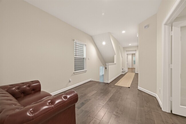 Building Photo - 1027 Gross St