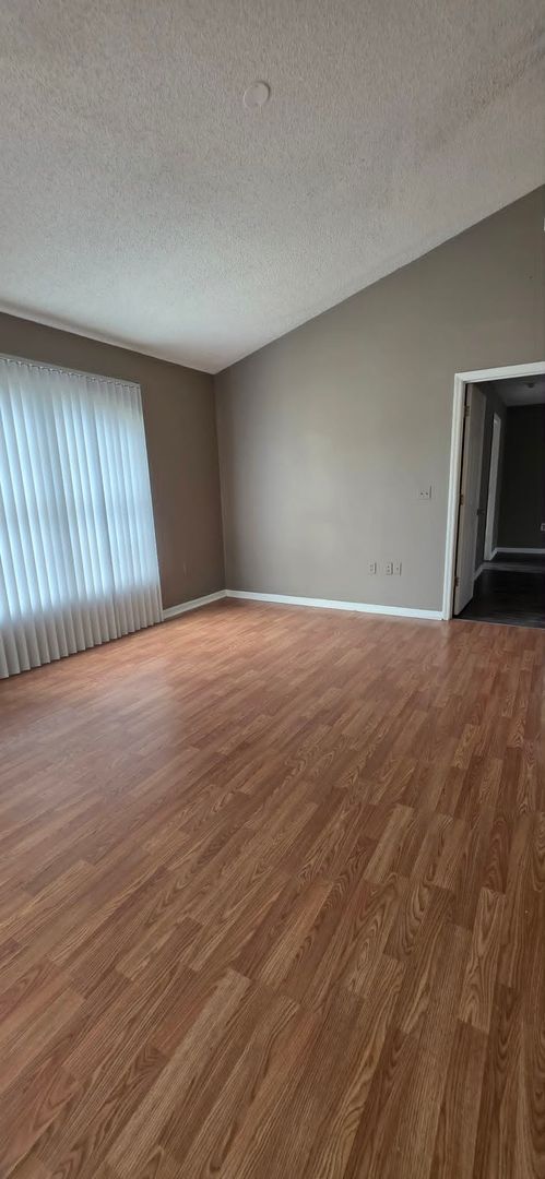 Building Photo - Spacious 3BR Home with Florida Room & Fenced Backyard