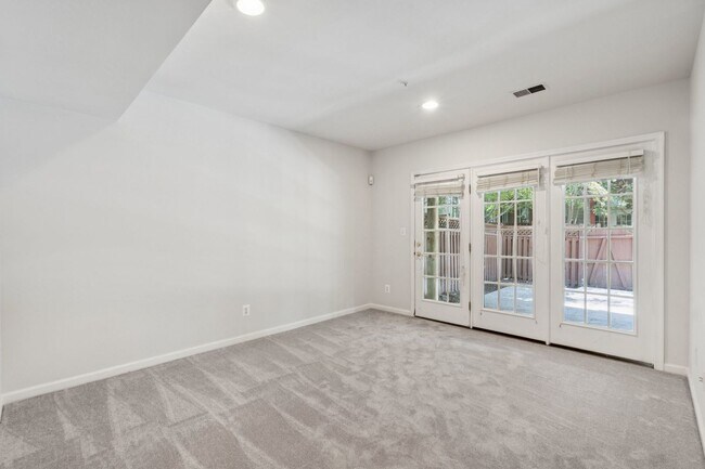 Building Photo - Beautiful 3-level colonial-style town home...