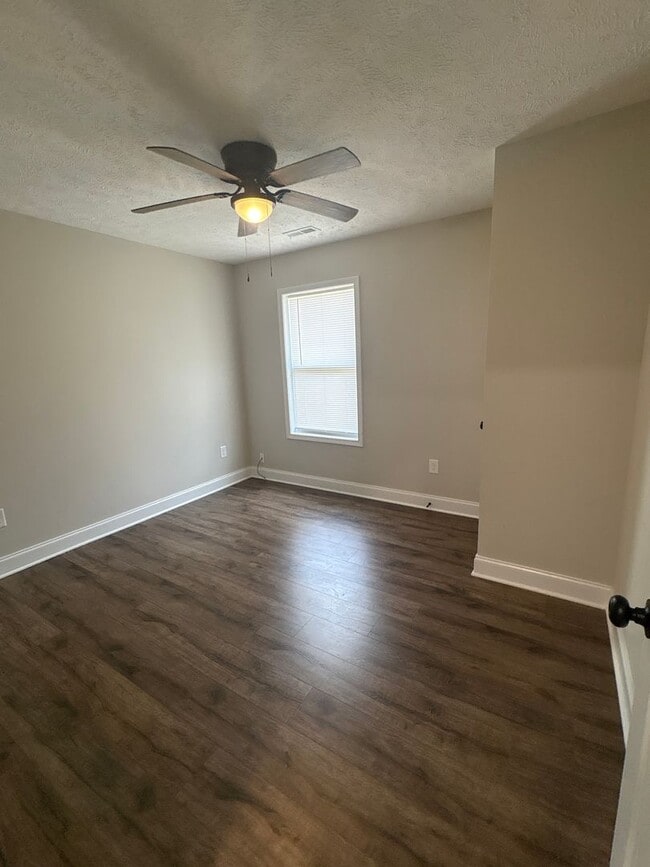 Building Photo - Spacious Duplex with Fenced-In Backyard!