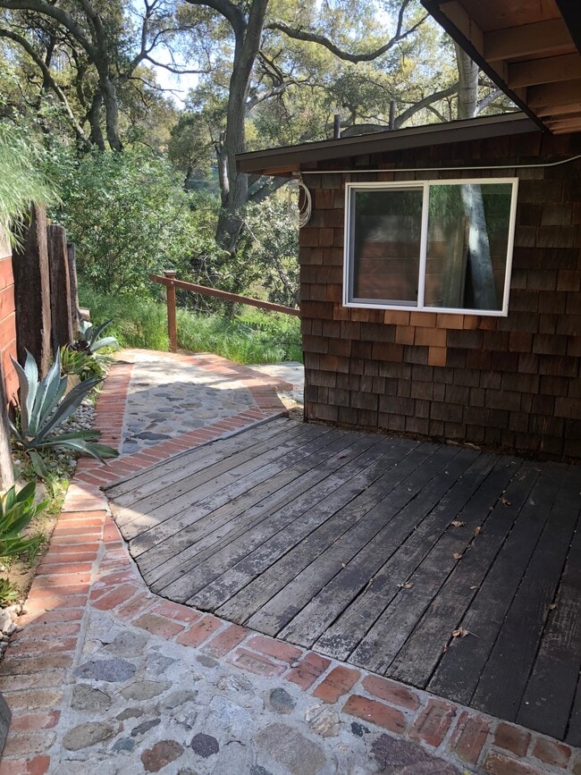 Building Photo - 1279 Oakwood Dr