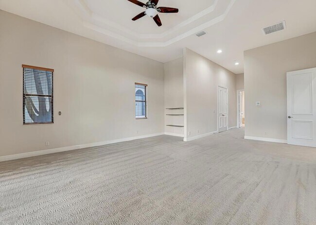 Building Photo - 10513 Versailles Blvd