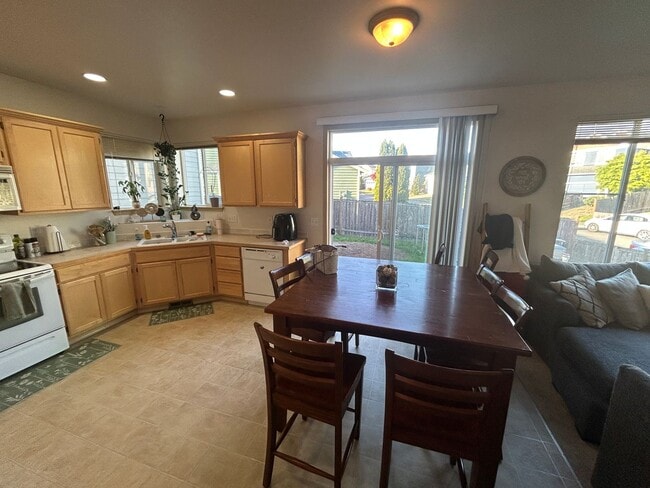 Building Photo - 4B, 2.5BA Pet-friendly home w/2-car garage in Whitman Court -Renton, $3,595 per month