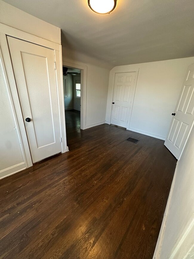 Building Photo - 5 Bedroom