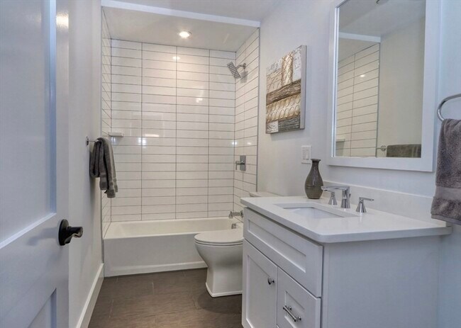 Building Photo - 15 W Bellflower St