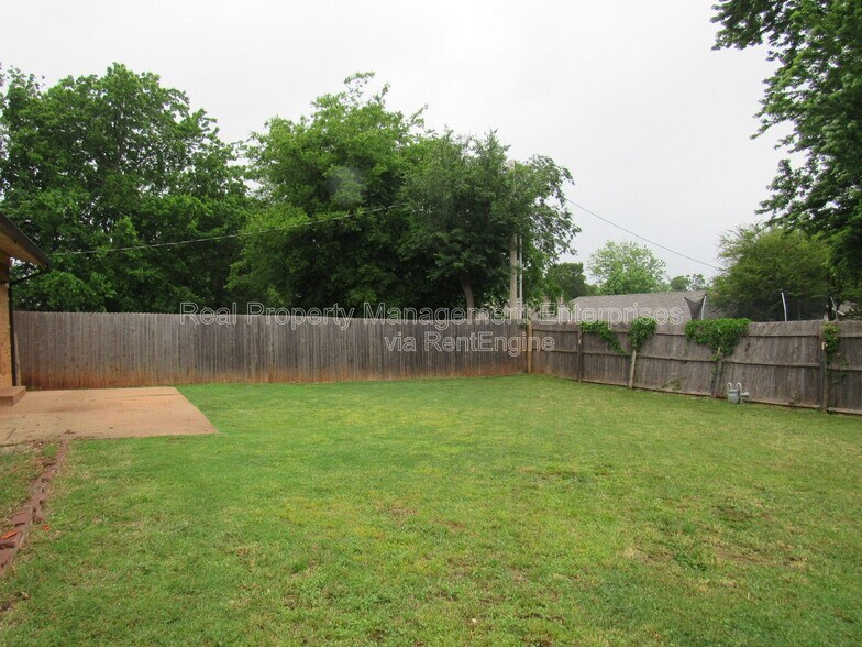 Building Photo - 637 Redstone Ave