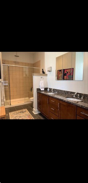 Building Photo - 4547 Washington St