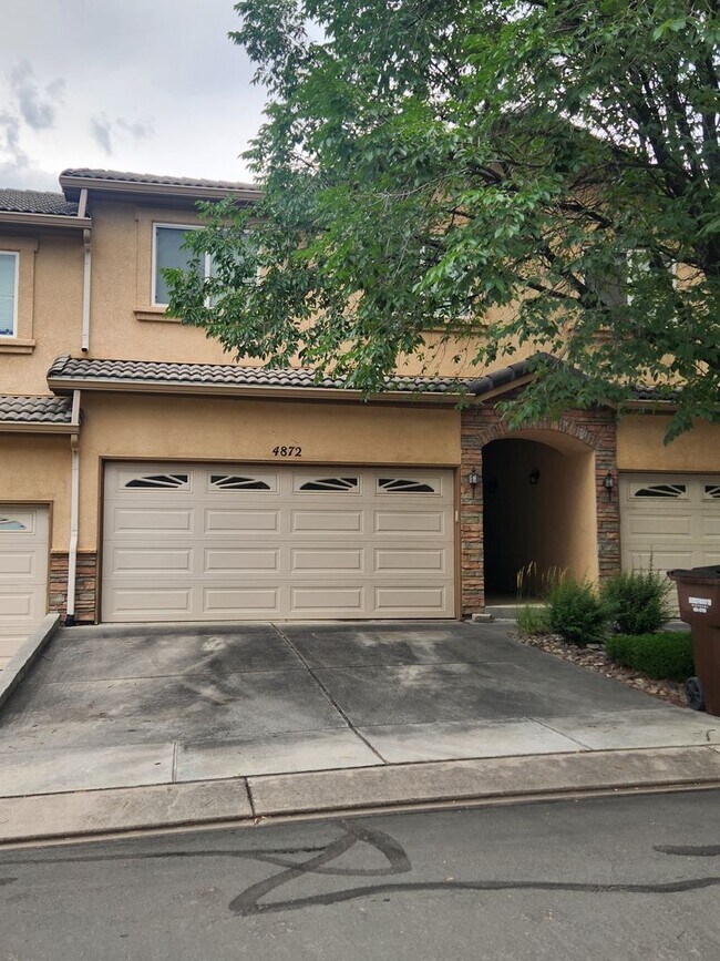 Building Photo - 3 Bedroom Townhome in Gated Community