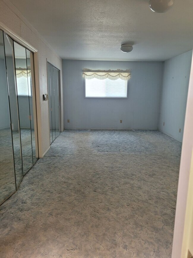 Building Photo - Large 3 Bedroom, 2 Bath Home