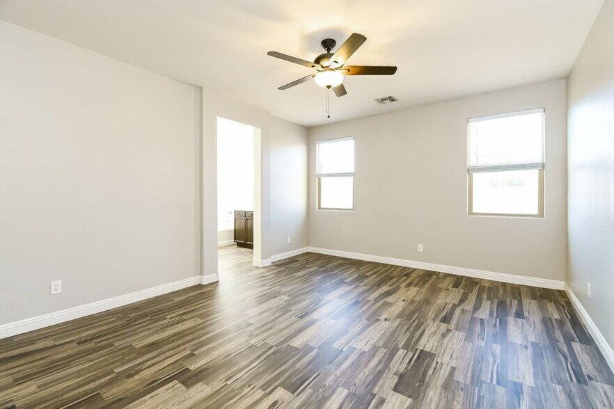 Building Photo - 1700 W Loemann Dr