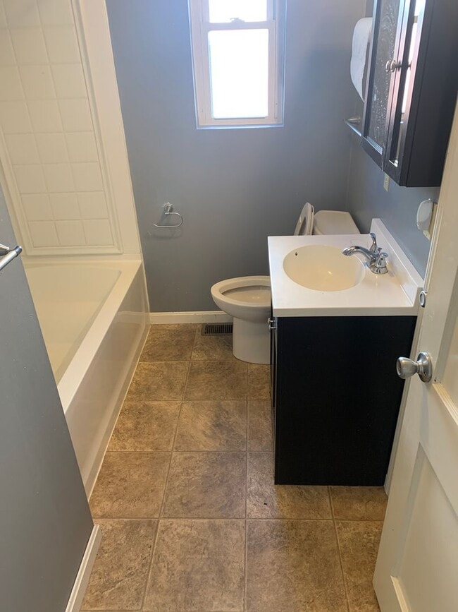 Building Photo - Lovely Ranch Home with Hardwood Floors and Finished Basement in Silverton