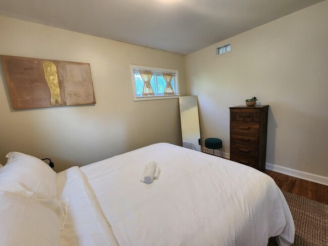 Building Photo - 2464 Greenfield Rd