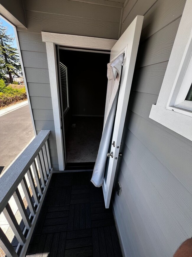 Building Photo - Spacious 4-Bedroom Townhome with Loft, Che...