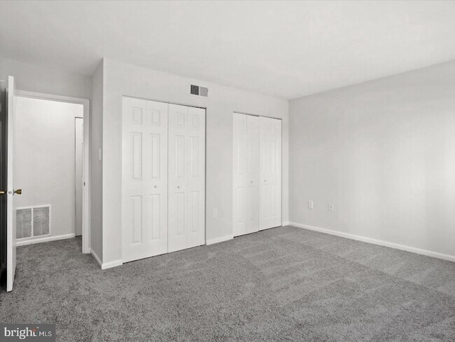 Building Photo - 33 Canterbury Square