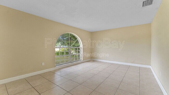 Building Photo - 309 W South Ave