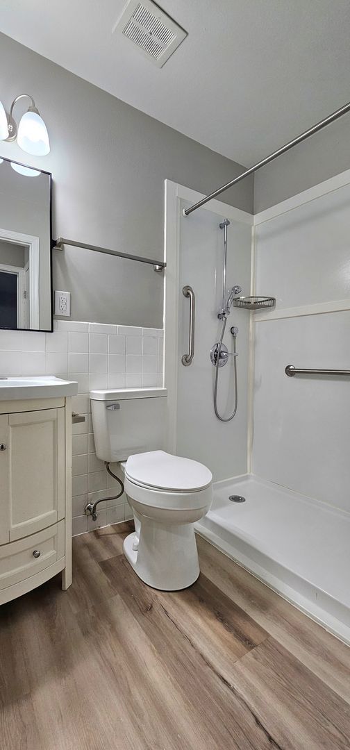 Building Photo - 3030-3032 Creekview Circle