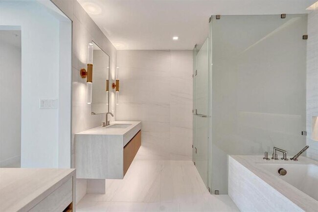 Building Photo - 900 N Ocean Blvd