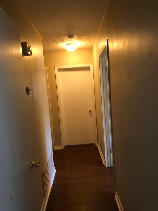 Building Photo - 2100 Vail Dr