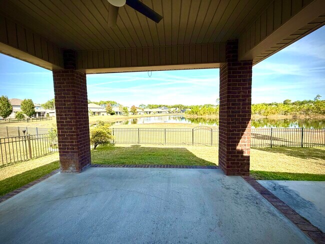 Building Photo - 399 Pin Oak Loop